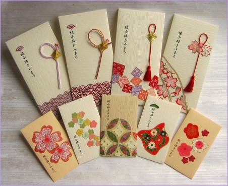 Phong bao lì xì handmade có thể được làm theo nhiều quy trình khác nhau, từ làm thủ công, vẽ tay cho đến thiết kế bằng máy tính, sử dụng công nghệ cao... Cách thức làm khác nhau cũng cho ra những sản phẩm mang hình hài, dáng vẻ khác biệt, nhưng hầu hết tất cả đều rất đẹp mắt, ý nghĩa và đầy phong cách.