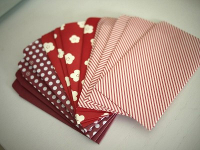 Với những bạn trẻ yêu thích sự giản dị, thô mộc... mẫu bao lì xì dạng hình vuông với họa tiết là những đường kẻ màu đỏ, trắng hoặc phối màu đỏ hồng đặc trưng của ngày Tết với họa tiết hoa mai, hoa đào... là một sự lựa chọn rất tuyệt vời. Những phong bao này dù không cầu kỳ nhưng vẫn tạo cảm giác rất "đã tay, đã mắt" cho người sử dụng và đặc biệt là những người được nhận.