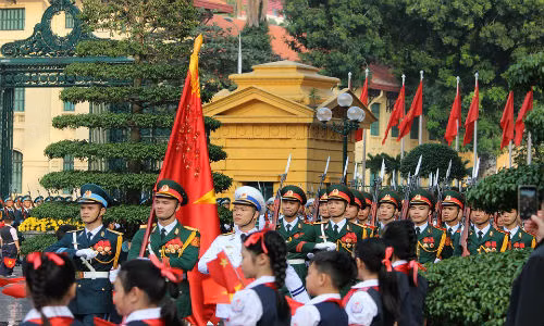 Lúc 15h50, tiêu binh dần bước vào phía bên trong khu vực nghi lễ.