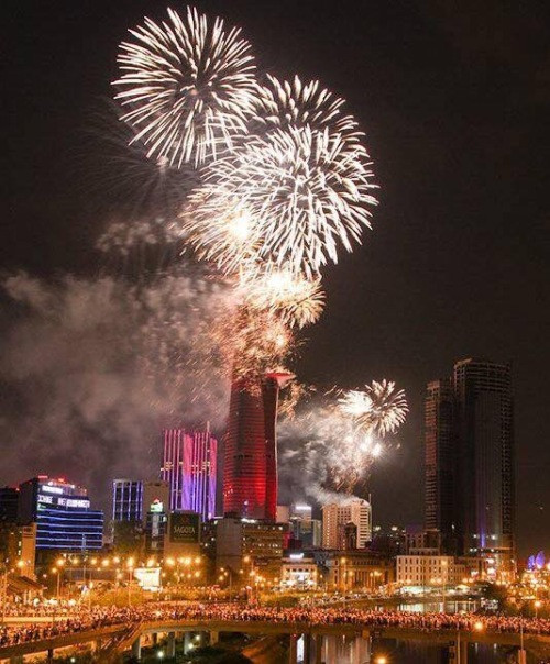 21h tối nay 30/4, TP HCM sẽ tổ chức bắn pháo hoa tầm cao tại nốc hầm vượt sông Sài Gòn để chào mừng kỷ niệm 43 năm Giải phóng Miền Nam, thống nhất đất nước. 