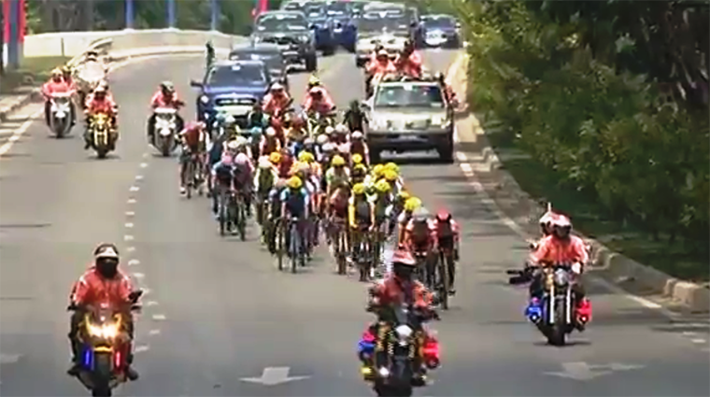 Trong khi đó, khu trung tâm TP HCM vô cùng náo nhiệt khi đoàn đua xe đạp vượt hơn 3 nghìn km trở về đúng vào thời khắc lịch sử thống nhất đất nước đúng 43 năm trước.
