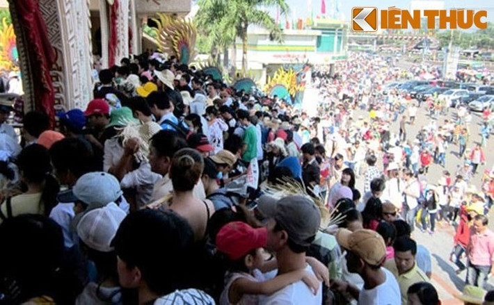 Khu du lịch Suối Tiên ở cửa ngõ phía Đông TP HCM chen kín người từ sáng sớm đến trưa 30/4.