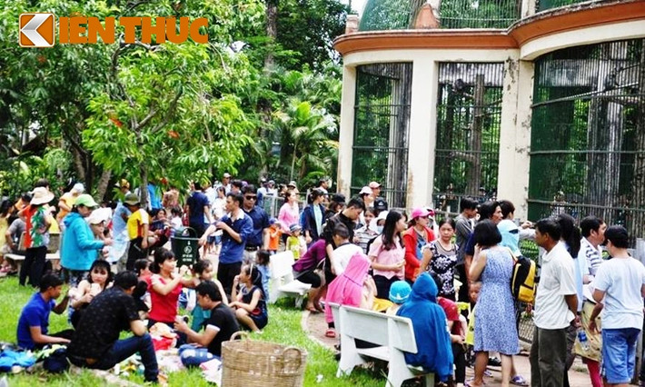 Từ sáng sớm nay (30/4), hàng vạn du khách tấp nập đổ về các điểm vui chơi ở TP HCM khiến nhiều nơi trở nên quá tải.