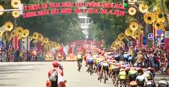 Đúng 11h trưa nay, đoàn đua đã về đến đích tại Hội trường Thống Nhất, TP HCM...