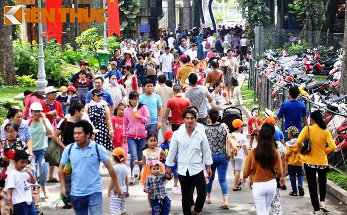 Thảo Cầm Viên Sài Gòn ken đặc người trong ngày lễ 30/4.