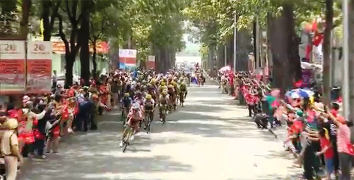 Các tay đua vào trung tâm TP HCM trên Đại lộ Đông Tây, xuyên qua hầm vượt sông Sài Gòn rồi lên cầu Thủ Thiêm tiến về trung tâm TP.