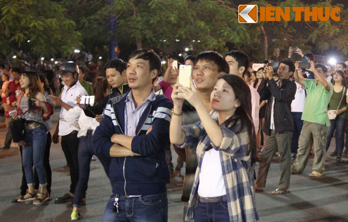 Nhiều người dân tranh thủ ghi lại khoảnh khắc tuyệt đẹp này.