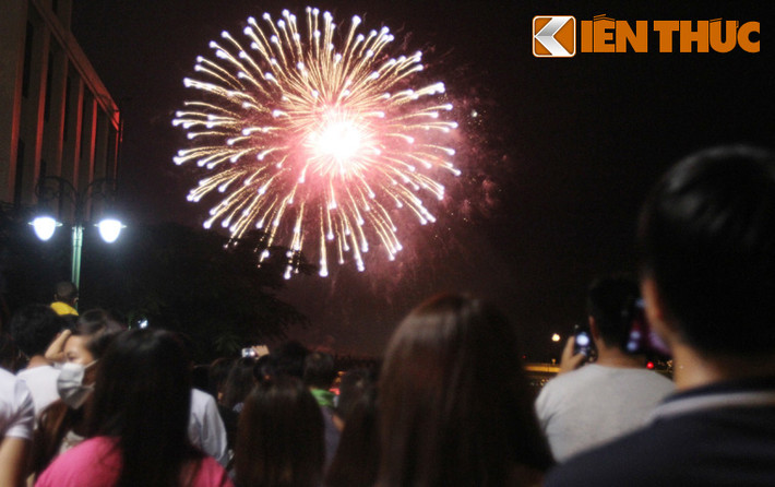 Giới trẻ thành phố mang tên Bác Hồ kính yêu vô cùng háo hức trong đêm hội pháo hoa mừng 43 năm ngày thống nhất đất nước.