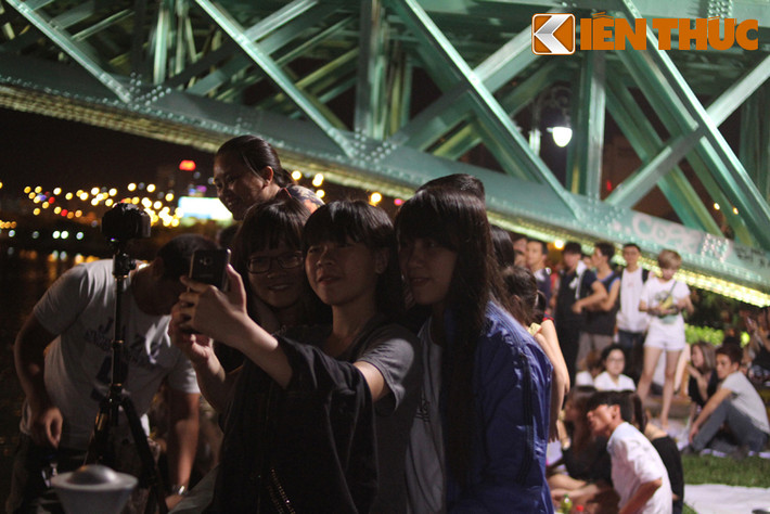 Khoảnh khắc khó quên của các bạn trẻ trong đêm pháo hoa 30/4 ở TP HCM.