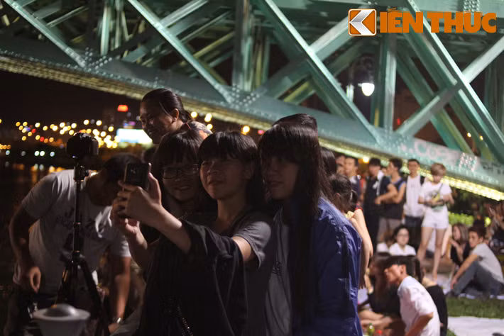 Khoảnh khắc khó quên của các bạn trẻ trong đêm pháo hoa 30/4 ở TP HCM.