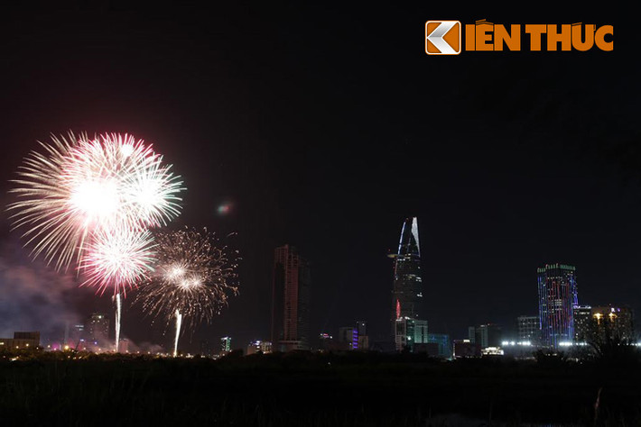Những màn pháo hoa đủ màu sắc, ngự trị suốt 15 phút trên bầu trời TP HCM. 