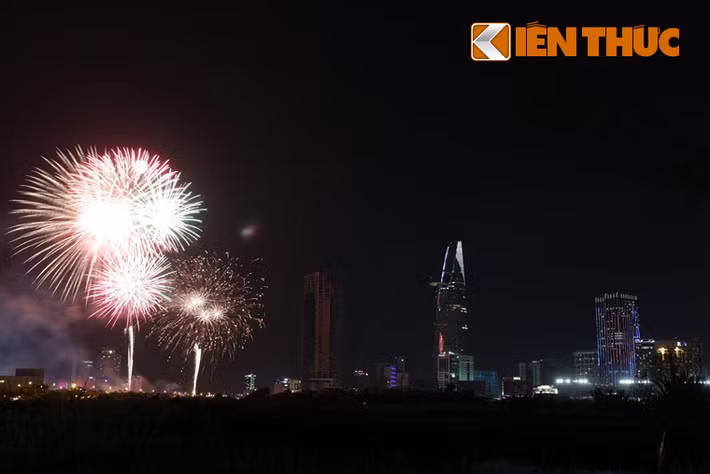 Những màn pháo hoa đủ màu sắc, ngự trị suốt 15 phút trên bầu trời TP HCM. 