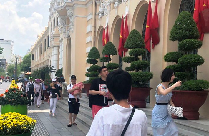  Du khách nước ngoài đến TP HCM đúng dịp đại lễ 30/4 tỏ ra hào hứng và bày tỏ cảm xúc tự hào khi được đến TP HCM đúng dịp đại lễ của người Việt Nam.