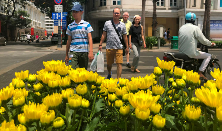 Đường phố Sài Gòn những ngày cuối tháng 4 lịch sử rực rỡ cờ, hoa đón mừng ngày hội non sông.
