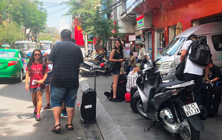 Một đoàn khách quốc tế vừa đáp chuyến bay đến TP HCM trong buổi trưa ngày 30/4. Họ sẽ có những ngày du lịch đầy ấn tượng tại TP HCM "Hiện đại, văn minh, nghĩa tình".