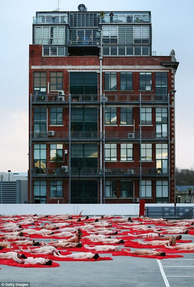 Đây là buổi chụp ảnh có quy mô khá lớn, ban đầu dự tính sẽ có khoảng 10.000 người tham dự, tuy nhiên, do không gian chật hẹp, do đó đã bị hạn chế. Ảnh: Getty Images