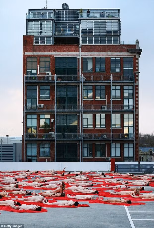 Đây là buổi chụp ảnh có quy mô khá lớn, ban đầu dự tính sẽ có khoảng 10.000 người tham dự, tuy nhiên, do không gian chật hẹp, do đó đã bị hạn chế. Ảnh: Getty Images