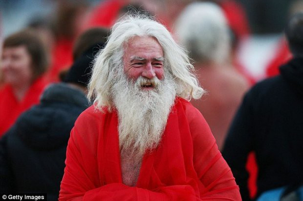 Ngay cả người cao tuổi cũng rất hào hứng với buổi chụp ảnh này. Ảnh: Getty Images