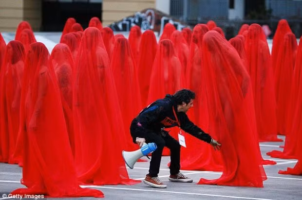 Spencer Tunick là một nhiếp ảnh gia nổi tiếng, chuyên thực hiện các bức ảnh khỏa thân tại nơi công cộng. Trước đó ông cũng từng thực hiện một bộ ảnh tương tự tại Nhà hát Opera Sydney vào năm 2010. Ảnh: Getty Images