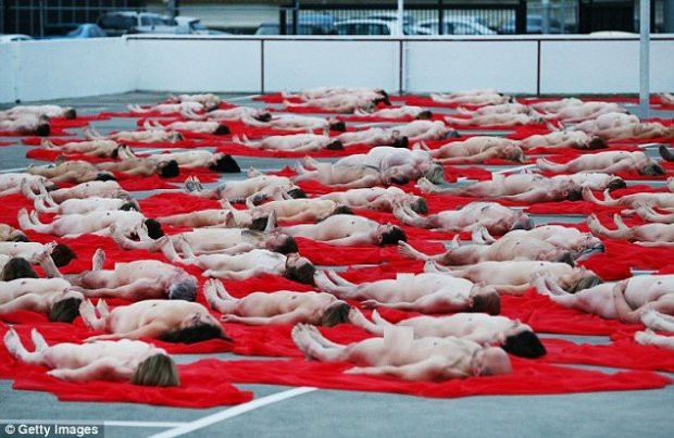 Buổi chụp ảnh diễn ra trong thời gian khá nhanh do thời tiết lạnh giá. Ảnh: Getty Images