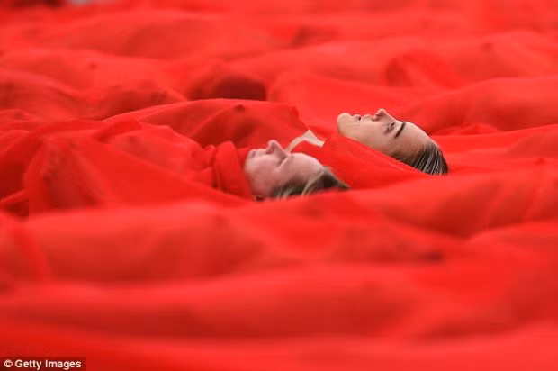 Các "người mẫu" cảm thấy khá thoải mái khi không phải mặc quần áo trên người. Ảnh: Getty Images