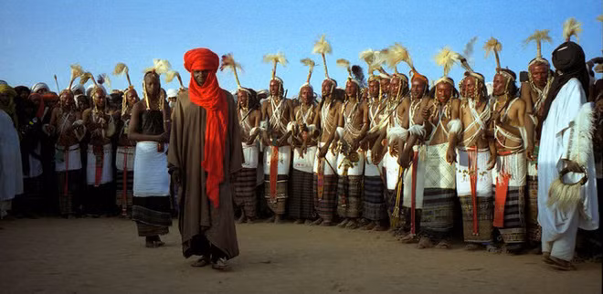 Đàn ông càng đẹp càng có vị thế quan trọng trong bộ lạc. Cũng bởi điều này mà đàn ông Wodaabe sẵn sàng để cho vợ mình ngoại tình với những người đàn ông đẹp trai hơn để họ có những đứa con có ngoại hình đẹp.