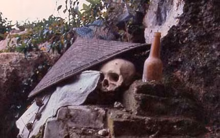 Nghĩa địa người Tana Toraja nằm cheo leo trên những vách núi đá vôi. Người ta đục thành những ô vuông ăn sâu bên trong đá, đủ dài và rộng để vừa một chiếc quan tài. Khi an táng ai đó, người dân dùng thang tre để bắc lên những khoang mộ trên vách núi và sau đó phải cần tới 4 đến 5 người mới có thể vận chuyển thi thể người quá cố lên vách núi thẳng đứng.