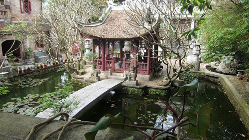 Từ trong nhà nhìn ra ngoài cây cỏ trong vườn, hồ nước tí tách, các đồ gốm sứ...gợi nhớ những hình ảnh đặc trưng của cuộc sống người Việt xưa. Ảnh: Baoxaydung.