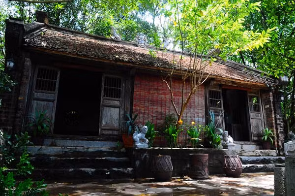 Hình ảnh nhà nông thôn Việt với mành buông, chum vại nước đặt trước cửa. Ảnh: Vntrip.