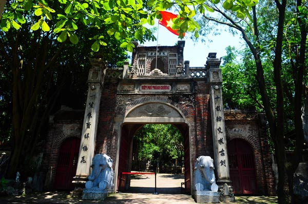 Đôi linh vật bằng đá trước cổng Việt phủ của họa sĩ Thành Chương mang dấu ấn kiến trúc thời xưa. Ảnh: Zing.