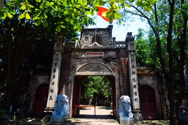 Đôi linh vật bằng đá trước cổng Việt phủ của họa sĩ Thành Chương mang dấu ấn kiến trúc thời xưa. Ảnh: Zing.