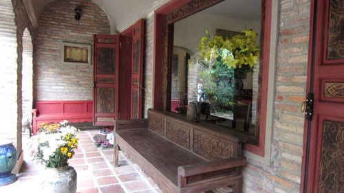 Những ngôi nhà cổ đi liền với bộ bàn ghế trường kỷ. Ảnh: Baoxaydung.