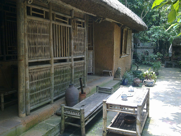 Tiểu cảnh chõng tre cổ quen thuộc của làng quê Việt. Ảnh: Vntrip.