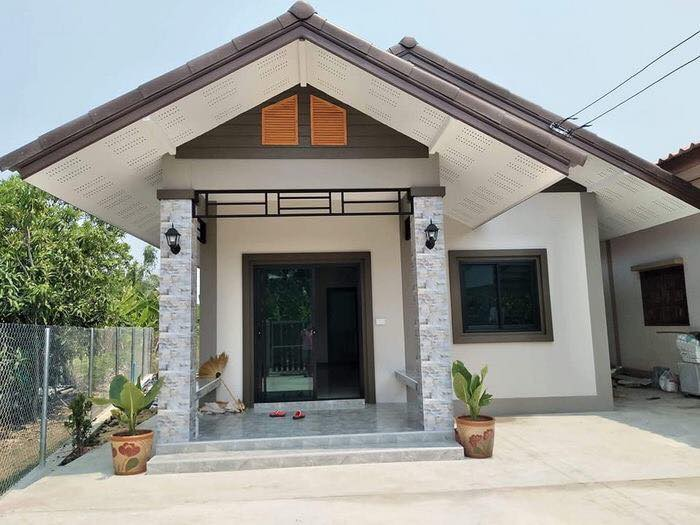 Một mẫu nhà đẹp hiện đại với gam màu trắng gồm phòng khách, 2 phòng ngủ.