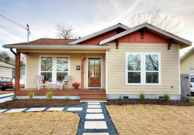 Hiên nhà bố trí một bộ bàn ghế nhỏ làm nơi thư giãn.