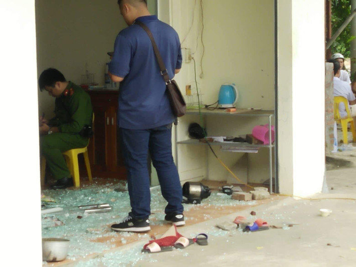 Tại hiện trường vụ nổ súng, nhiều mảnh kính của ngôi nhà cấp 4 vẫn còn bắn vương vãi ra phía ngoài vẻ hè.