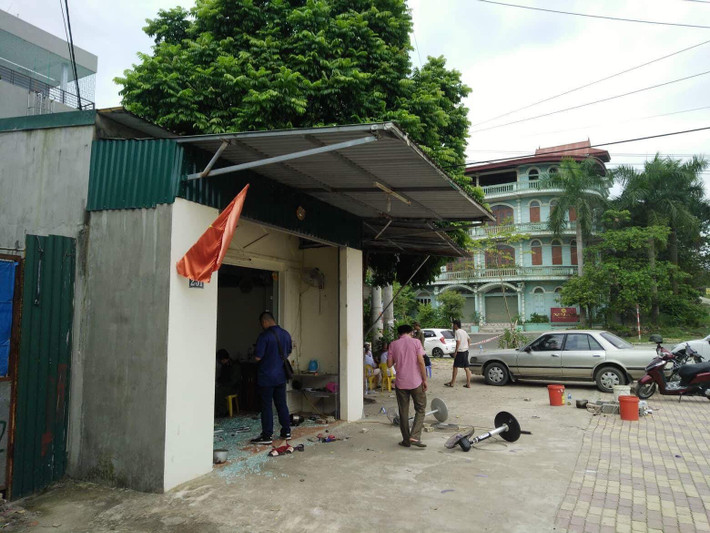 Một số nhân chứng cho biết, sự việc xảy ra là do nhóm thanh niên giải quyết mâu thuẫn với nhau. "Thanh niên kia nhà gần nhau, bị đánh trước rồi chắc hôm qua cay cú đi tìm. Ra đến đây thì đánh trả" một nhân chứng nói.