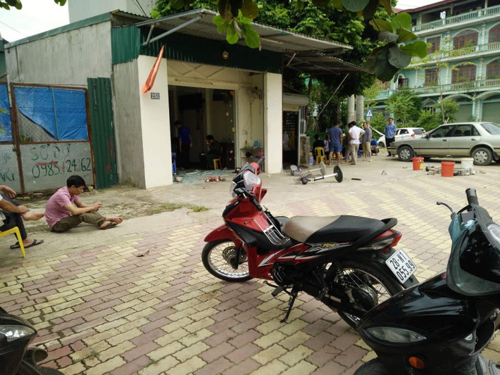 Ghi nhận của PV Kiến Thức lúc 9h30 sáng ngày 9/9, các lực lượng Công an TP Hòa Bình đang phối hợp với Phòng Cảnh sát Hình sự, Công an tỉnh Hòa Bình khám nghiệm hiện trường nghi vấn nổ súng giải quyết mâu thuẫn tại số nhà 251, đường Lê Thánh Tông, phường Tân Thịnh, TP Hòa Bình xảy ra vào tối qua (8/9).