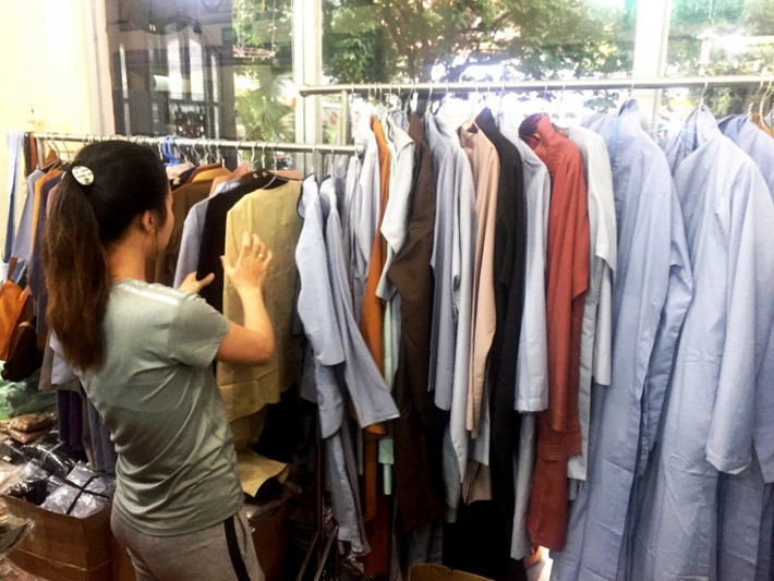 Nếu như mặt hàng thời trang khác có nguy cơ ế ẩm thì quần áo phật tử là mặt hàng bán chạy nhất vào mùa vu lan báo hiếu. Ảnh: Phunuphapluat.