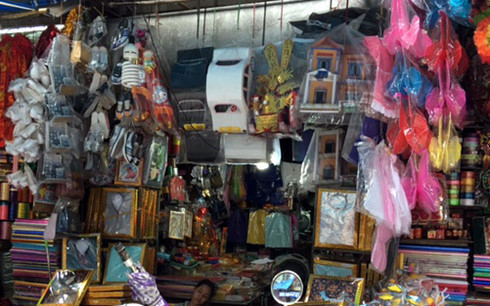 Vì vậy, từ đầu tháng 7 âm, các cửa hàng bán vàng mã không thiếu đồ cúng lễ như quần áo, giày dép, tiền vàng...thậm chí cả ô tô, xe máy, nhà cửa. Có những siêu xe, biệt thự bán với giá hàng triệu đồng. Ảnh: Zing.