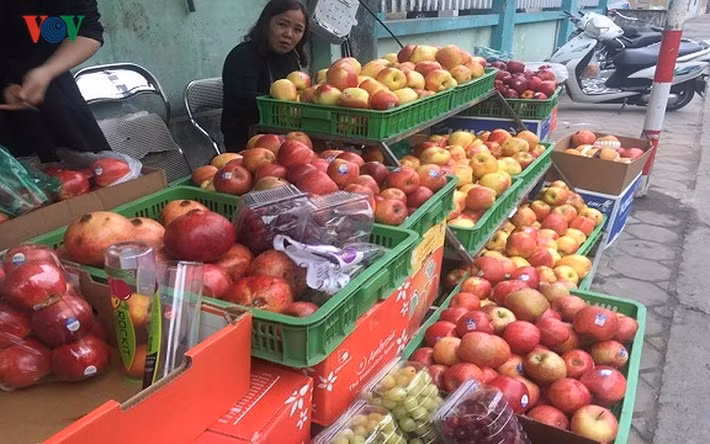 Cùng với đồ chay, hoa quả tươi cũng là mặt hàng "kiếm bộn tiền" trong ngày rằm tháng 7. Ảnh: VOV.