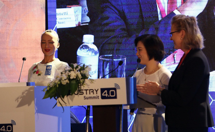 Biểu cảm của robot Sophia không khác người thật. Ảnh: Tuổi trẻ.