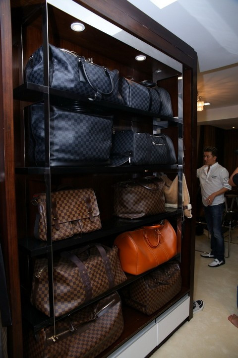 Ông hoàng nhạc Việt từng khiến fan choáng váng trước bộ sưu tập túi xách hàng hiệu chất thành núi của mình. Nguồn ảnh: FB Đàm Vĩnh Hưng.