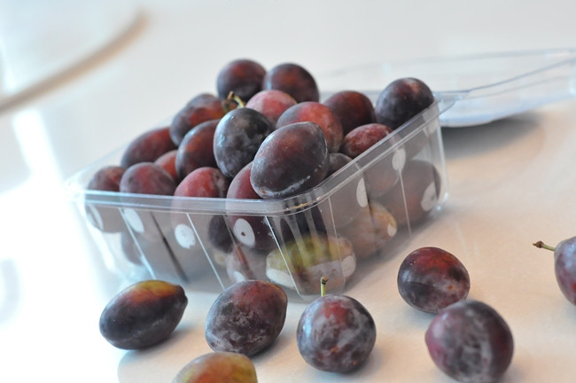 Mận nhót Úc (còn gọi là mận đường Úc) có một hình dạng bầu dục, lớn hơn ngón tay cái của người bình thường. Ảnh: Fruitshop.