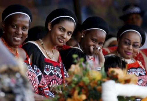 Những người vợ mới được vua tuyển đều nhận một tòa lâu đài, một siêu xe BMW và một cuộc sống tương lai trong nhung lụa.