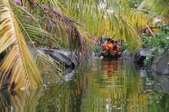 Hàng nghìn lượt khách đến chiêm ngưỡng và thưởng thức nước uống từ trái dừa mới độc đáo này. Ảnh: Infonet.