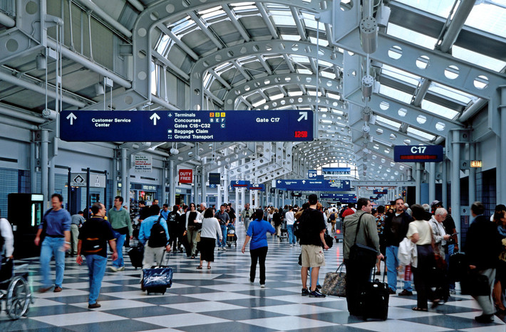 Chicago O'Hare (Mỹ) là sân bay đầu tiên trên thế giới sở hữu một khu vườn "khí canh" cung cấp các sản phẩm tươi sống như rau diếp, húng quế tím... cho các nhà hàng ở đây. Chicago O'Hare đạt 79,8 triệu lượt khách mỗi năm.