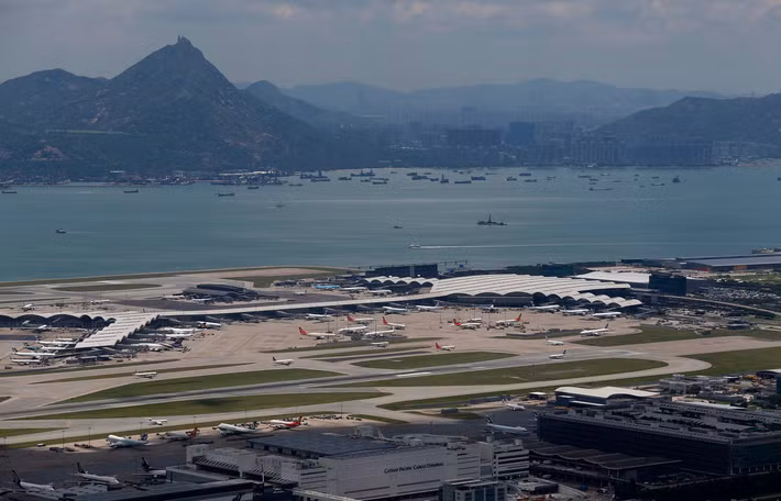 Tọa lạc trên đảo Xích Lạp Giác, sân bay quốc tế Hồng Kông (72,6 triệu lượt khách) được cấu tạo bằng cách san bằng một quả núi rồi dùng đất đá đó đắp thêm, lấn ra biển để mở rộng diện tích đất bằng phẳng.