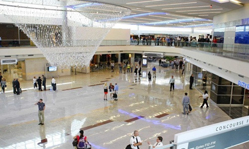 Với 103,9 triệu hành khách trong năm 2017, sân bay quốc tế Hartsfield-Jackson Atlanta (Mỹ) dẫn đầu danh sách sân bay bận rộn nhất thế giới. Bên trong sân bay như một không gian triển lãm nghệ thuật lớn trưng bày vô số tác phẩm quý giá thu thập suốt 40 năm qua.
