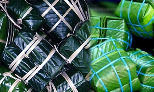 Vỏ bánh chưng có chút màu đen, cầm không chắc chắn cũng có khả năng luộc bằng pin. Bánh chưng luộc bình thường, vỏ màu xanh nhạt hoặc ngả màu hơi vàng. Ảnh: Dân Việt.